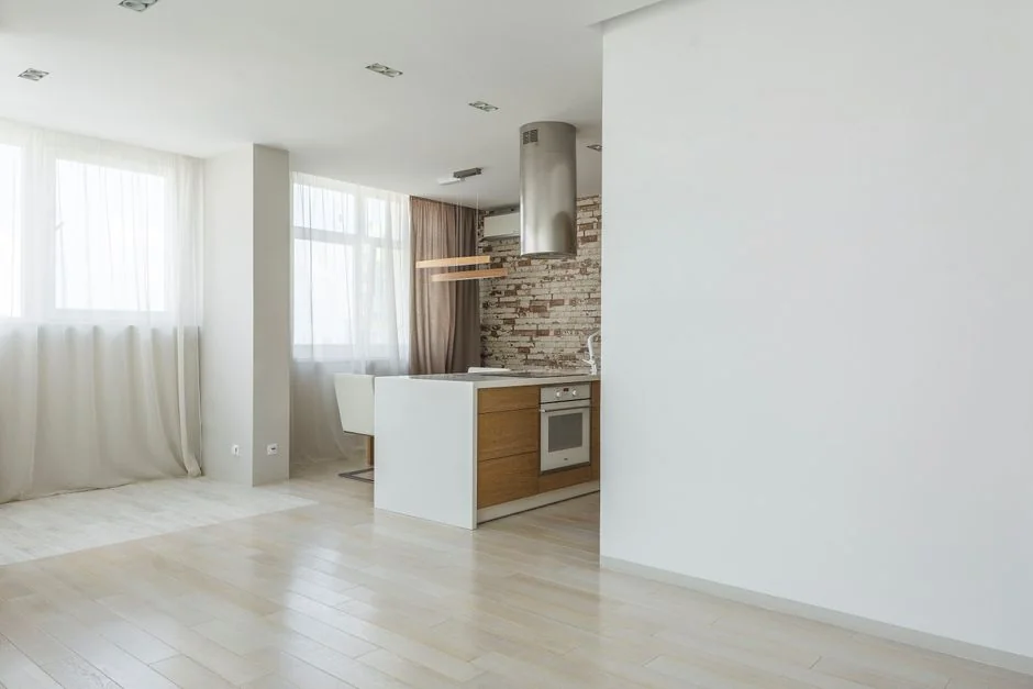 Bureau minimaliste mettant l’accent sur un nettoyant polyvalent, des fournitures de bureau et des solutions de rangement.